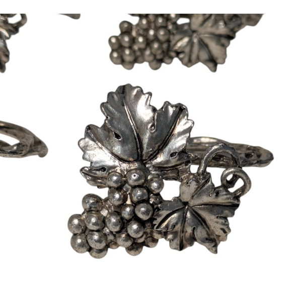 Vintage Arthur Court Set of 4 Grapes Pattern Napkin Rings Silvertone Signed 1995 - Picture 4 of 6